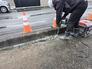 縁石取り壊し